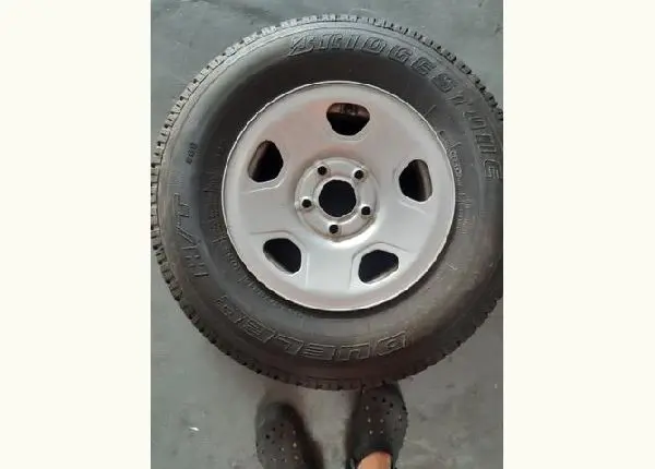 Pneu p225/75R15 com roda