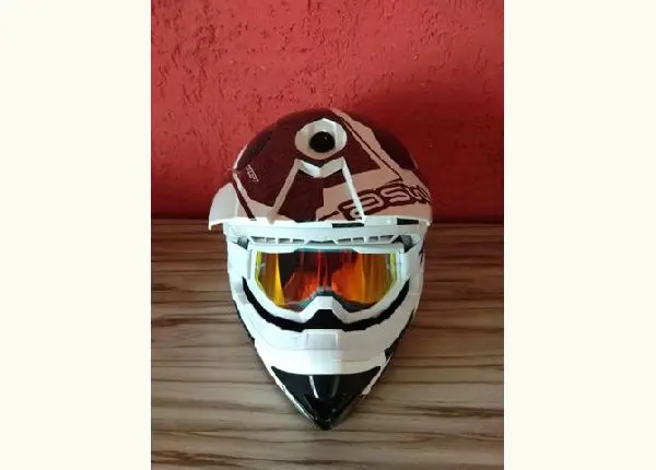 Vendo capacete 58 e óculos 100%