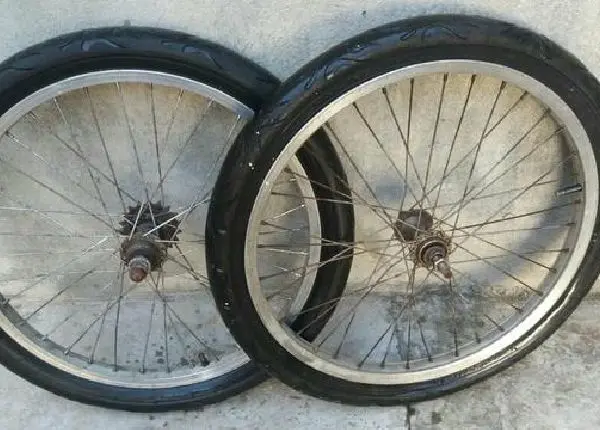 Vendo aro de cros com pneus meia vida