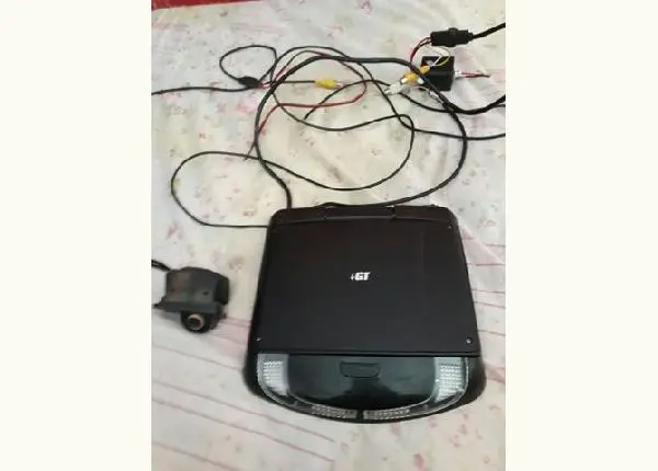 Tela de dvd e uma câmera de ré