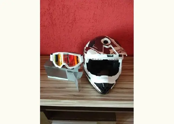 Vendo capacete 58 e óculos 100%