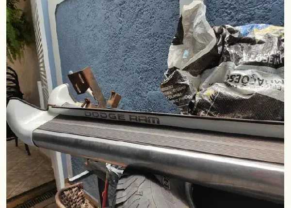 Pneus bf 285/70/17 e estribo da Dodge ram