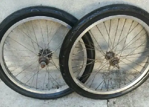 Vendo aro de cros com pneus meia vida