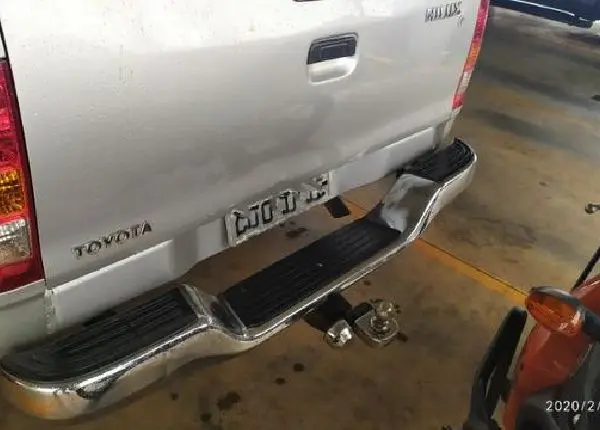 Parachoque Traseiro cromado com engate de barco Toyota Hilux SR 2011