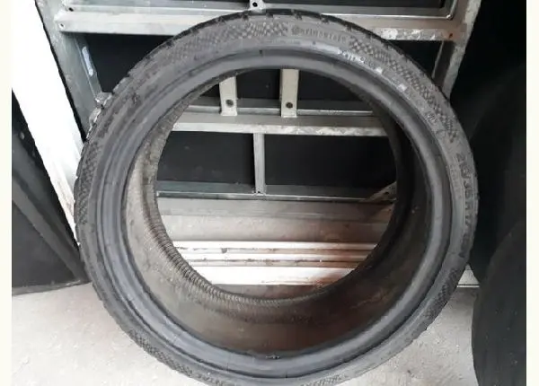 Pneu aro 17 215/35 (quase novo)