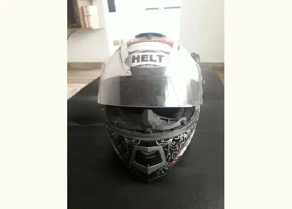 Capacete semi novo