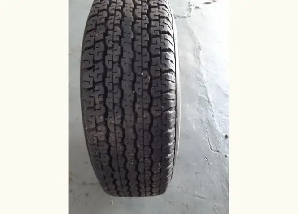 Pneu p225/75R15 com roda
