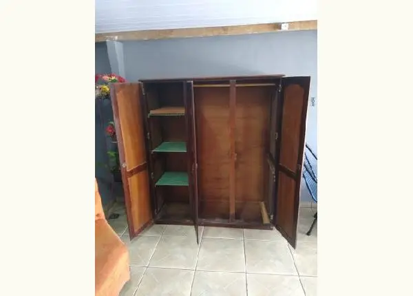 Guarda roupa antigo