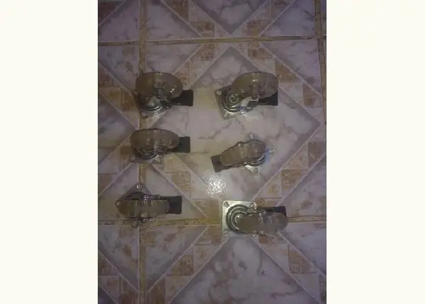 Eu estou vendendo essa rodinha de guarda roupa elas são seis rodas