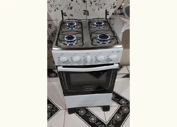Perfeito fogão de 4 bocas SEMI NOVO