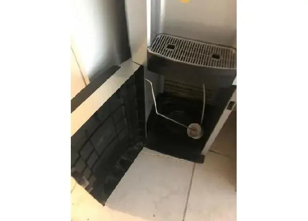 Bebedouro coluna com acodicionado na parte inferior