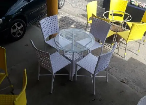 Lindas mesas e cadeiras pra área. piscina. deck .sala jantar e restaurante