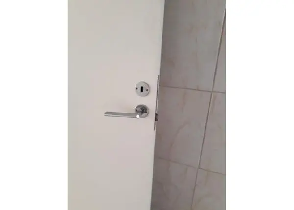 Porta pintada e com fechadura.