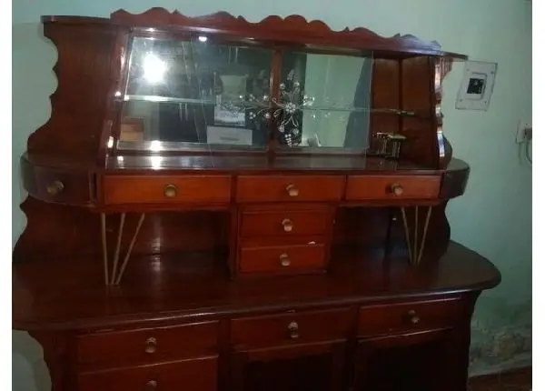 Cristaleira de madeira