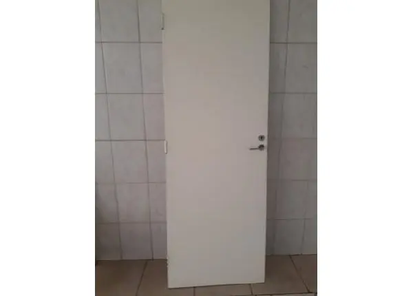 Porta pintada e com fechadura.