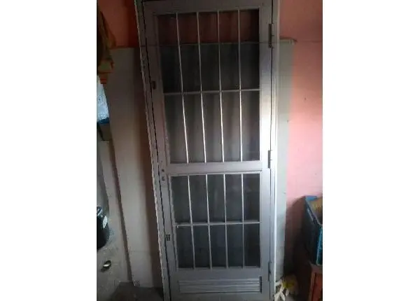 Porta em alumínio com vidro fume