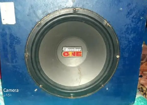 Caixa selada com 1 alto falante de 12