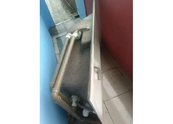 Banheira de hidromassagem com a bomba