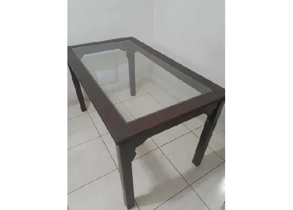 Mesa de madeira com tampo de vidro