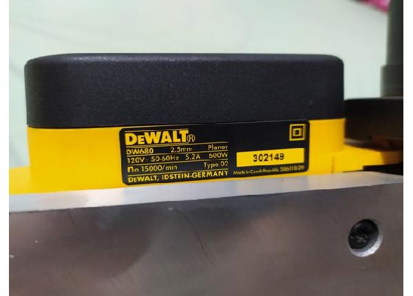 DEWALT plaina modelo DW680
