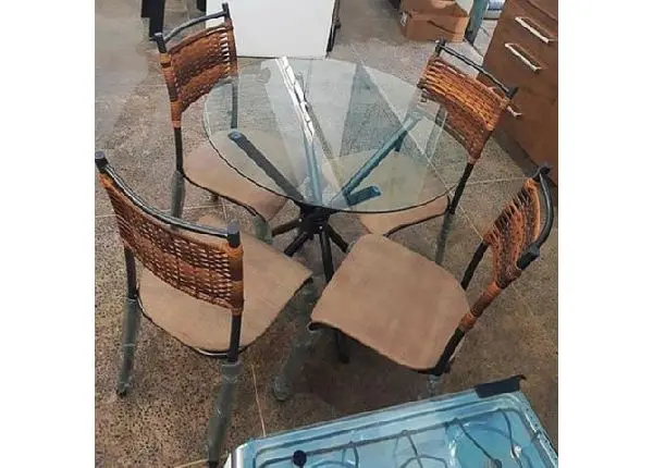 Mesa de vidro c/4cadeiras
