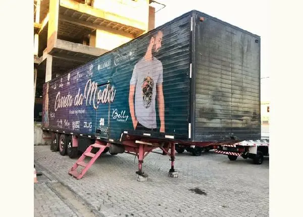 Carreta da moda 3 eixos no ponto trabalhar