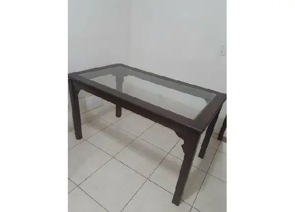 Mesa de madeira com tampo de vidro