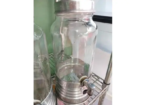 Suqueira de vidro e inox