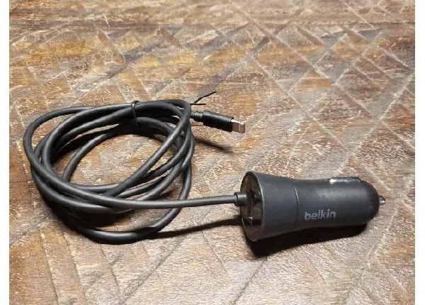 Carregador automotivo 2.4A com cabo Lightning - Belkin