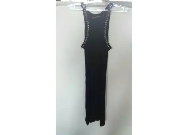 Vendo vestido canelado com pedraria como detalhe