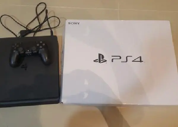 Vendo playstation 4 slim. ps4 slim 500 gb com 1 controle e 1 jogo