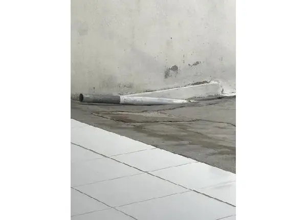 Vendo uma antena parabólica com o pé