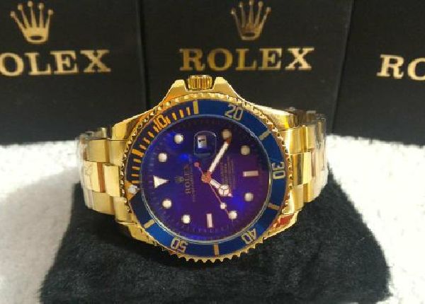 Relógio Rolex Submariner Dourado Fundo Azul
