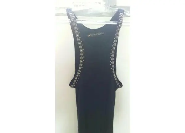 Vendo vestido canelado com pedraria como detalhe