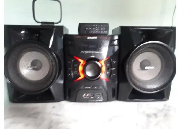 Vendo um som SONY 250WATTS leia a descrição