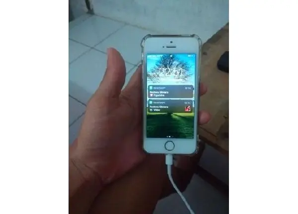 Vendo um iPhone 5 pouco de uso