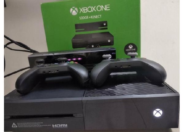 Xbox One com 2 Controles Originais + Kinect