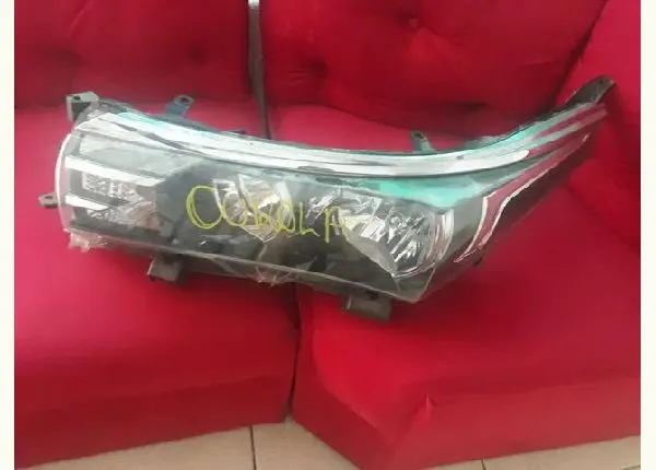 Farol de Corolla 2016 cada lado