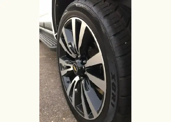 Roda Aro 22 pneus novos