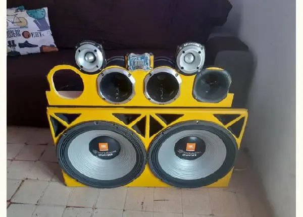 Vendo som de carro montado