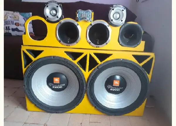 Vendo som de carro montado