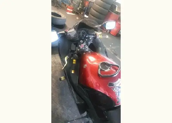 BACALHAU peças originais Hayabusa 2005 para retirada de peças .Moto da foto