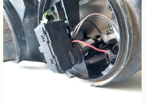 Farol Peugeot 307 2002/2003 2004/2005 2006 Máscara Negra lado esquerdo