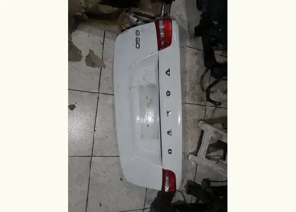 Tampa traseira volvo.s60 2011 a 2014