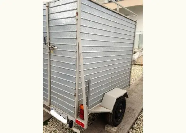 Vendo carretinha baú, emplacada