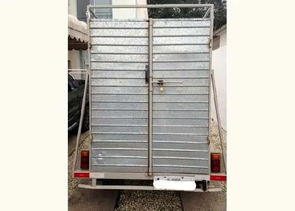 Vendo carretinha baú, emplacada