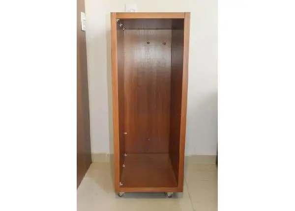 Criado Mudo / Nicho em MDF Marrom c/ rodinhas 106cm x 40cm x 53cm