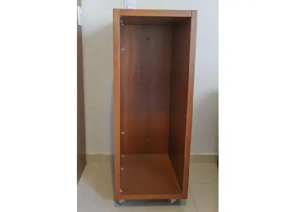 Criado Mudo / Nicho em MDF Marrom c/ rodinhas 106cm x 40cm x 53cm