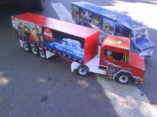 Miniaturas e Brinquedos de Caminhões em Madeira