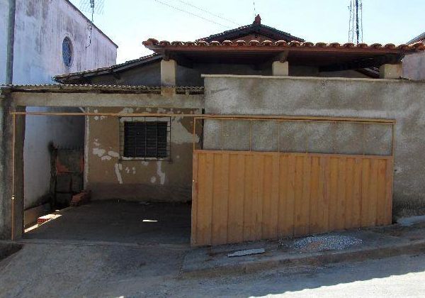 Casa em Itapecerica-MG-Ent. 65.000 e restante em até 30 anos para pagar pela Caixa